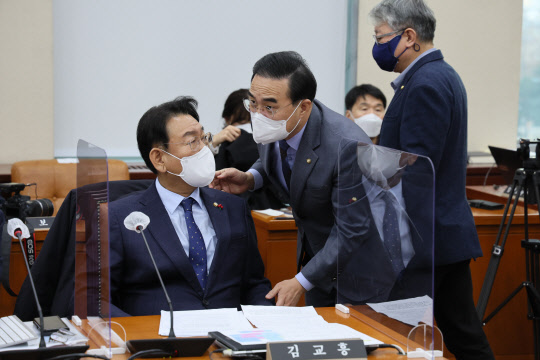 박홍근(가운데) 더불어민주당 원내대표가 지난 12월27일 오후 서울 여의도 국회 본관에서 열린 '용산 이태원 참사 진상 규명과 재발 방지를 위한 국정조사 특별위원회' 전체회의 회의장을 찾아 특위 야당 간사인 김교흥 민주당 의원과 대화하고 있다.<연합뉴스>